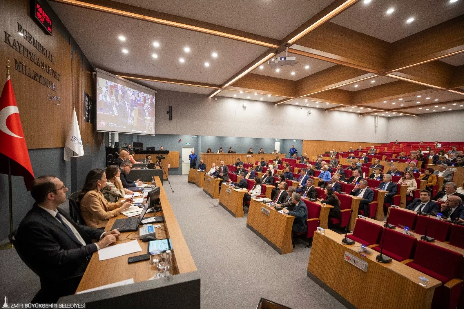 İzmir Büyükşehir Belediye Başkanı Tunç Soyer, 2019-2024 döneminin son meclis toplantısında duygu dolu bir veda konuşması yaptı.