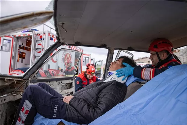 Türkiye'de bir ilk: İzmir Büyükşehir Belediyesi İtfaiye Dairesi Başkanlığı'na bağlı 112 AKS ambulansları, arama kurtarma malzemeli özel donanımlı ambulans statüsündeki ilk ambulanslar.