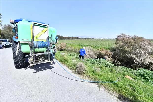 İzmir Büyükşehir Belediyesi, hava sıcaklığının artmasıyla birlikte kent genelinde sürdürdüğü sivrisinek ilaçlama çalışmalarına hız verdi.