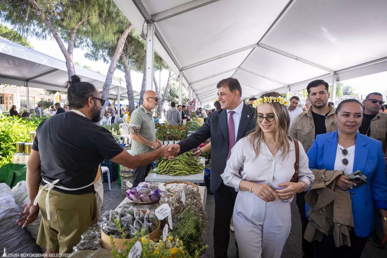 İzmir Büyükşehir Belediye Başkanı Dr. Cemil Tugay ve Çeşme Belediye Başkanı Lal Denizli, bu yıl 13'üncüsü düzenlenen Alaçatı Ot Festivali'nin açılışında bir araya geldi.