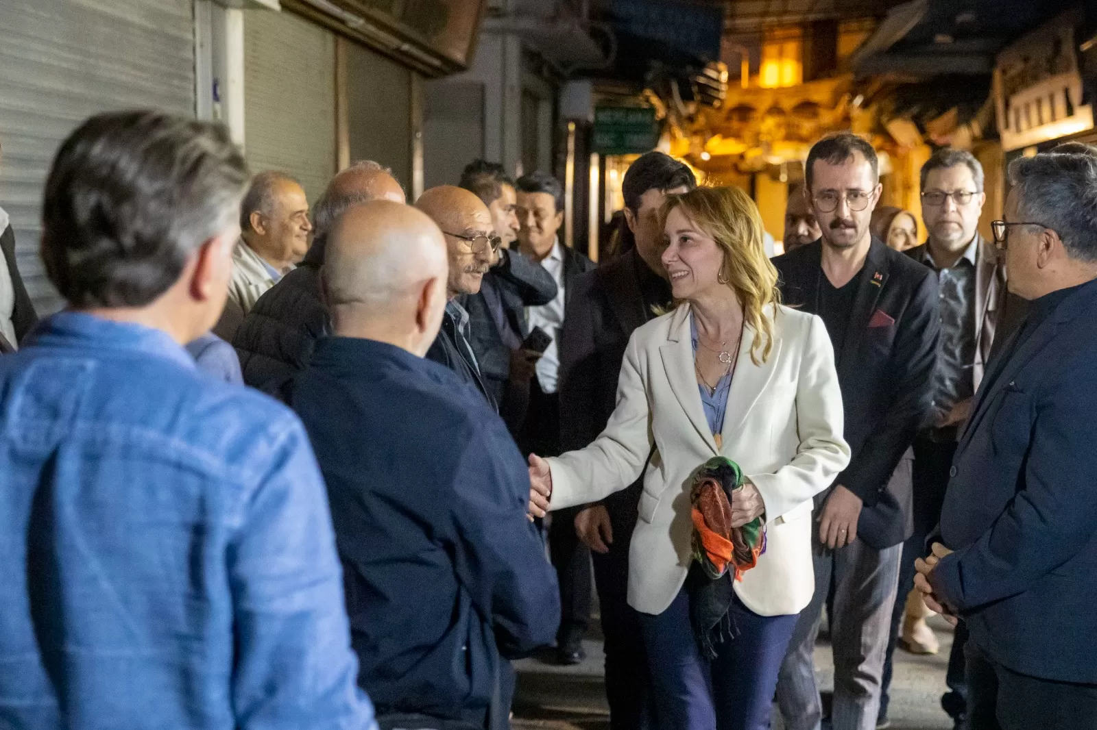 Konak Belediye Başkanı Nilüfer Çınarlı Mutlu, seçim sonrası ilk iftar yemeğini Kadir Gecesi'nde Güney Mahallesi'nde verdi. 