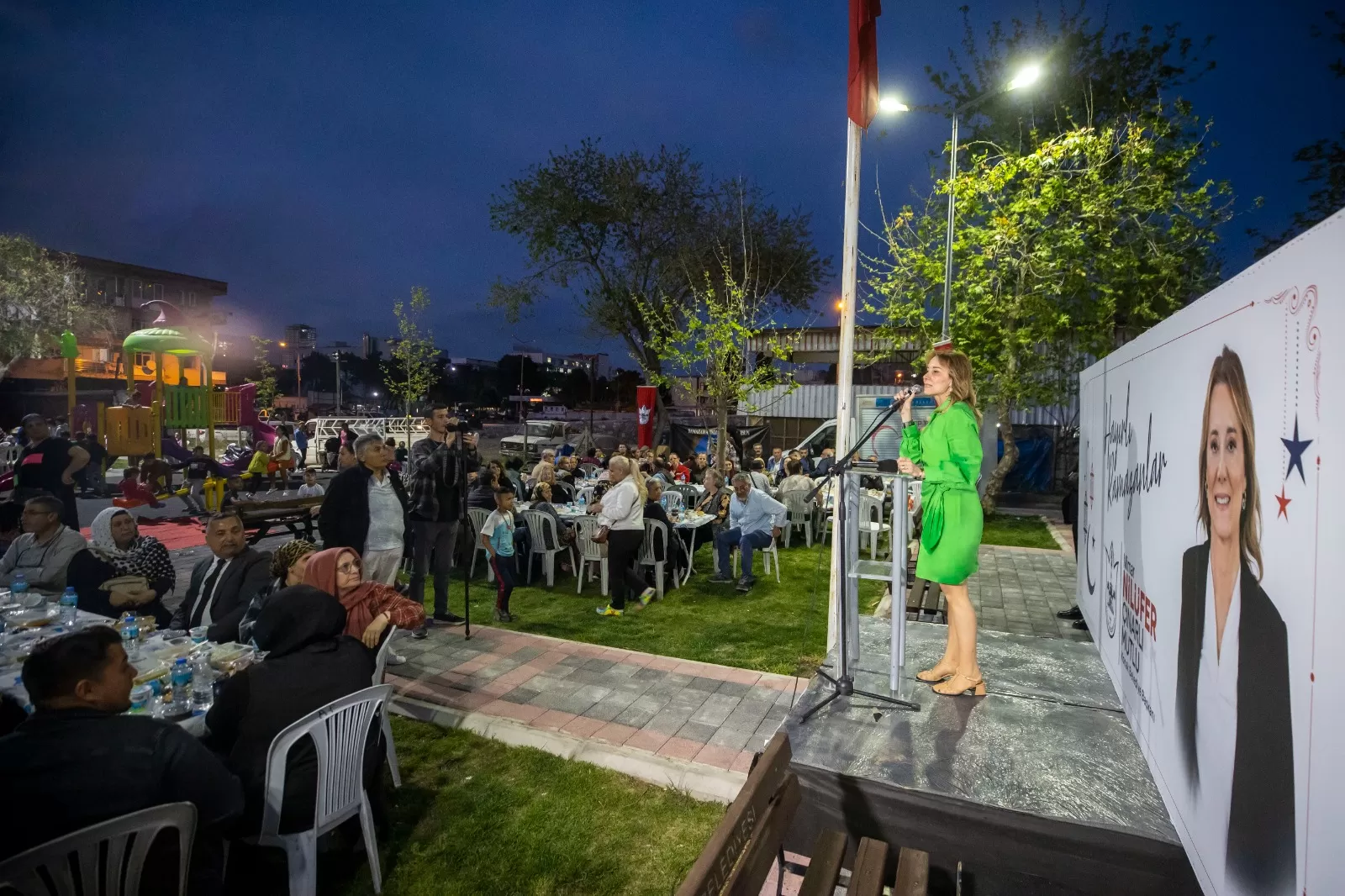 Konak Belediye Başkanı Nilüfer Çınarlı Mutlu, seçim sonrası ilk iftar yemeğini Kadir Gecesi'nde Güney Mahallesi'nde verdi.