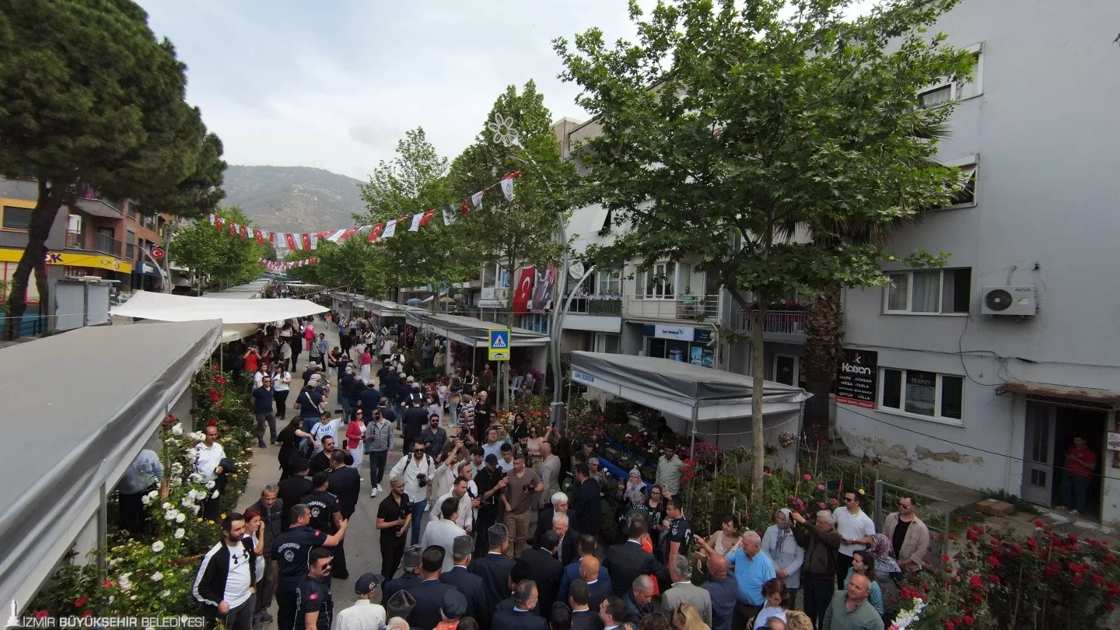 İzmir Büyükşehir Belediye Başkanı Dr. Cemil Tugay, 25'inci Uluslararası Bayındır Çiçek Festivali'ne katılarak coşkulu kalabalığa hitap etti.