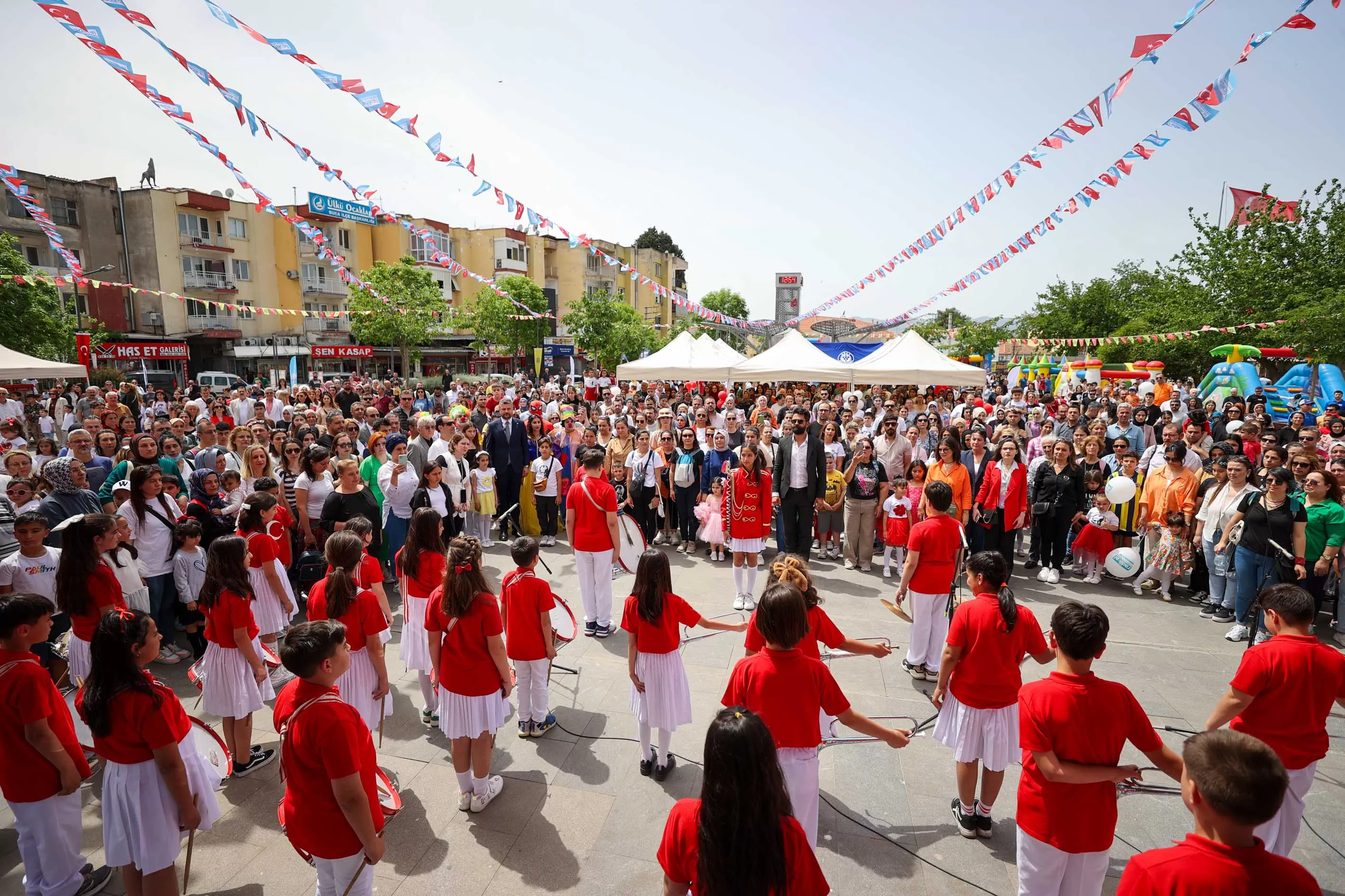 Buca Belediyesi, 23 Nisan Ulusal Egemenlik ve Çocuk Bayramı'nı coşkulu etkinliklerle kutladı. Minik öğrenci Yunus Emre Işıklı, bir günlüğüne Buca Belediye Başkanı oldu ve hayallerini paylaştı.