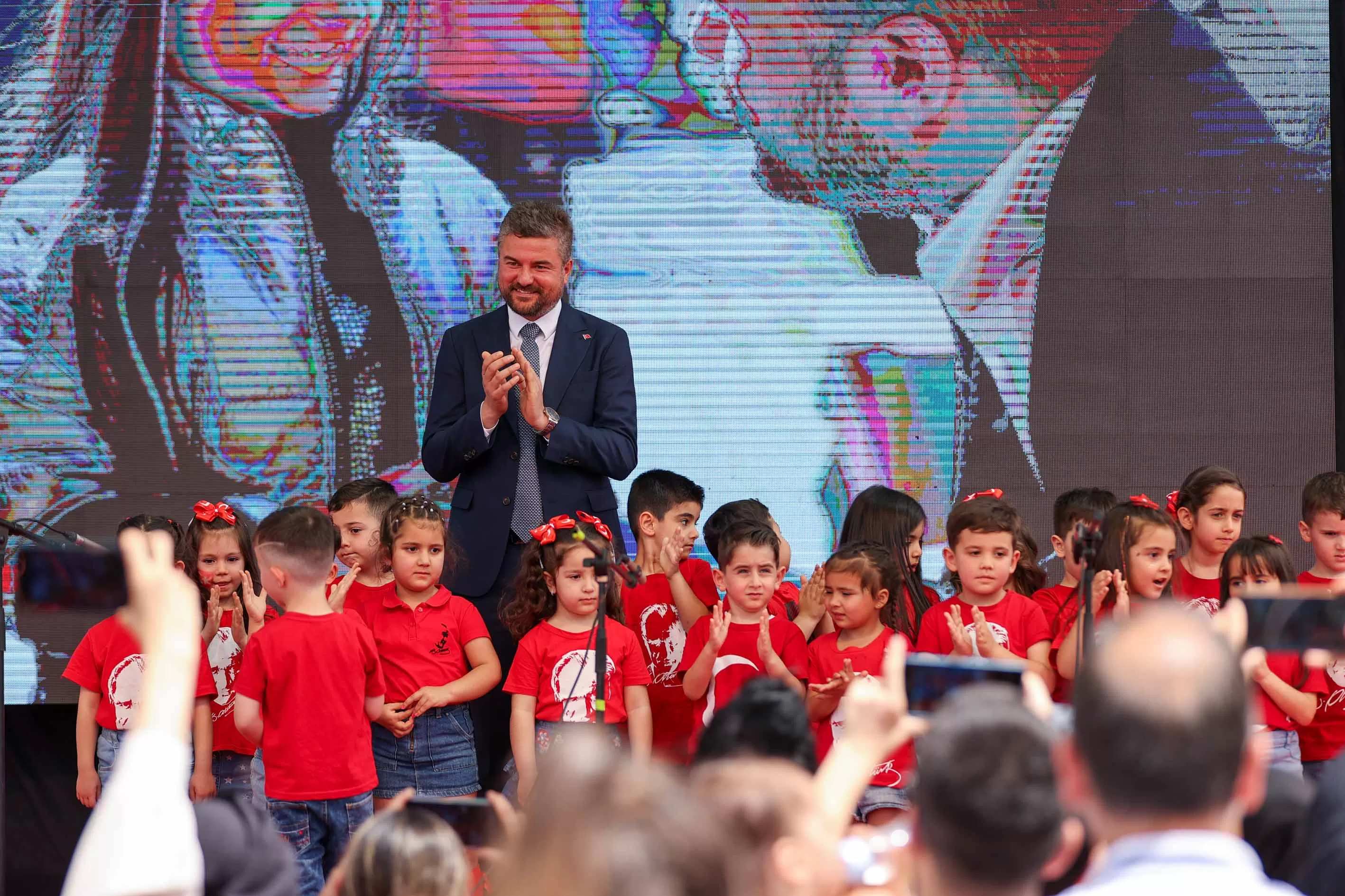 Buca Belediyesi, 23 Nisan Ulusal Egemenlik ve Çocuk Bayramı'nı coşkulu etkinliklerle kutladı. Minik öğrenci Yunus Emre Işıklı, bir günlüğüne Buca Belediye Başkanı oldu ve hayallerini paylaştı.