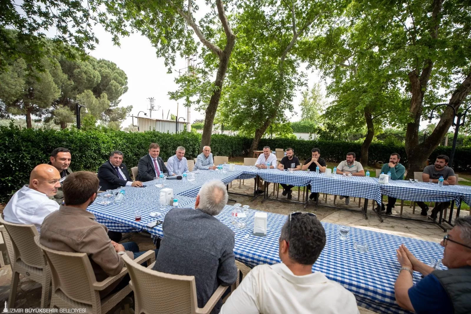 İzmir Büyükşehir Belediye Başkanı Dr. Cemil Tugay, Bayındır'da çiçek üreticileriyle bir araya gelerek taleplerini dinledi ve sorunların çözümü için adım atmaya hazır olduğunu belirtti. 