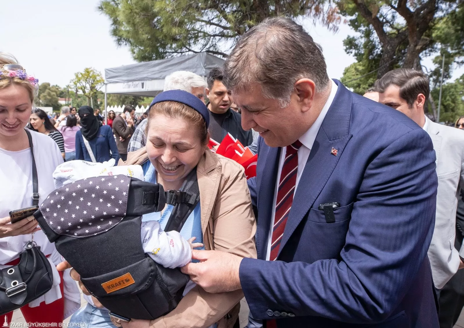 İzmir Büyükşehir Belediye Başkanı Dr. Cemil Tugay, 23 Nisan Ulusal Egemenlik ve Çocuk Bayramı'nda Kültürpark'ta düzenlenen Çocuk Şenliği'ne katılarak miniklerle coşkulu bir bayram kutladı.