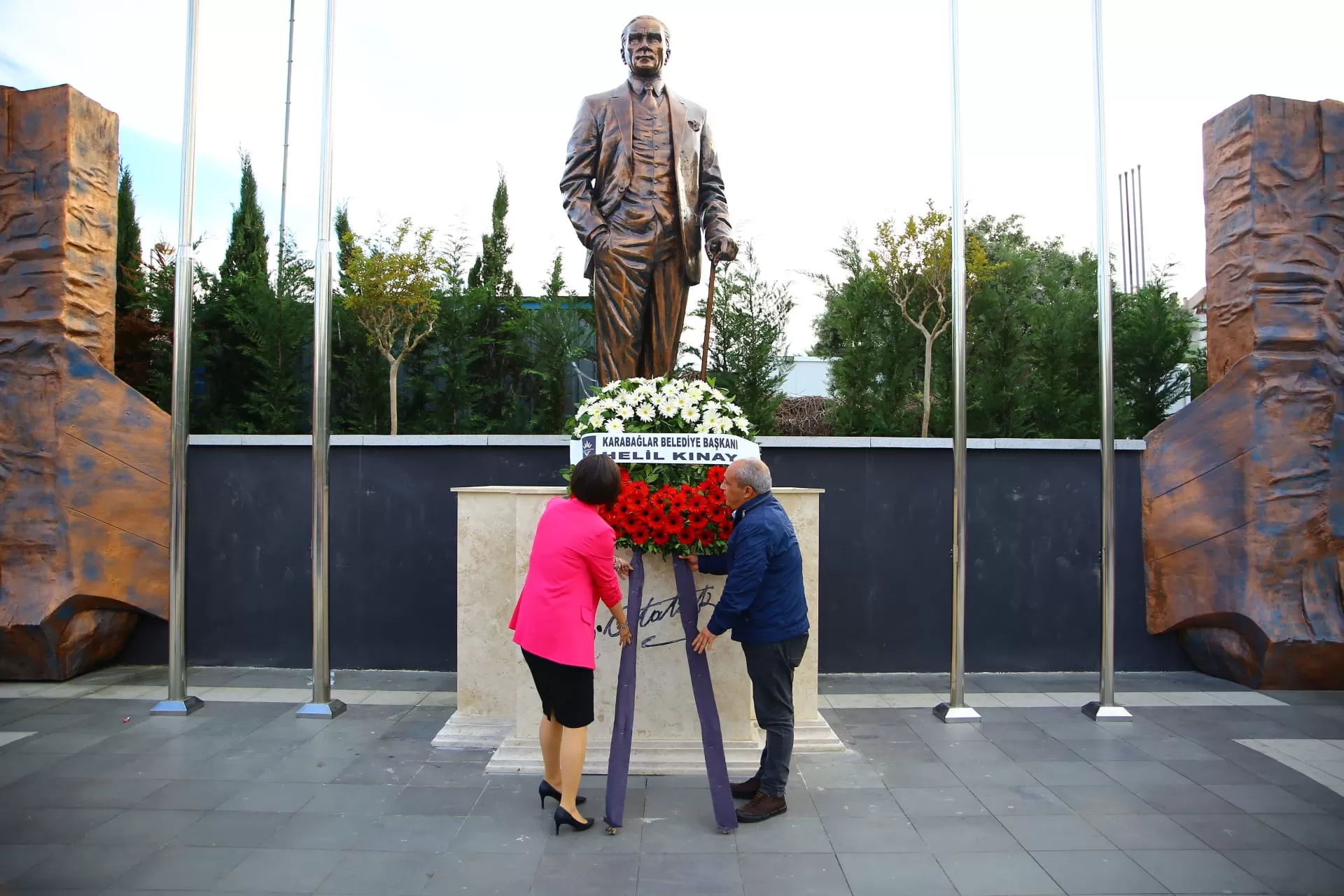 31 Mart Yerel Seçimleri'nde Karabağlar Belediye Başkanı seçilen Helil Kınay, mazbatasını aldı.