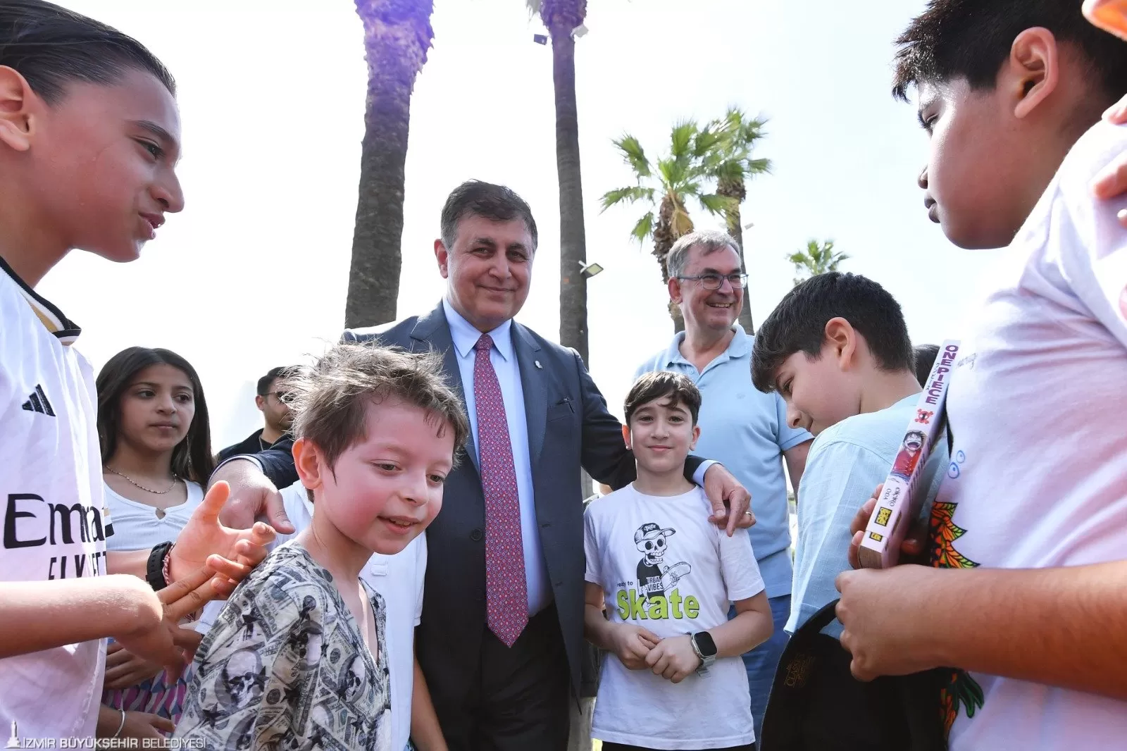 İzmir Büyükşehir Belediyesi'nin ev sahipliğinde İZFAŞ ve SNS Fuarcılık işbirliği ile düzenlenen İzkitapfest - İzmir Kitap Fuarı 19 Nisan'da Kültürpark'ta açıldı. 