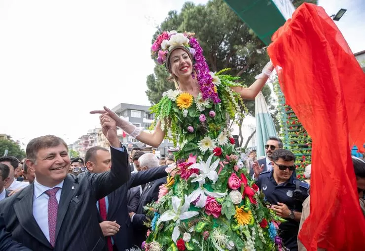 İzmir’in geleneksel festivaliyle Bayındır’da yine çiçekler açtı