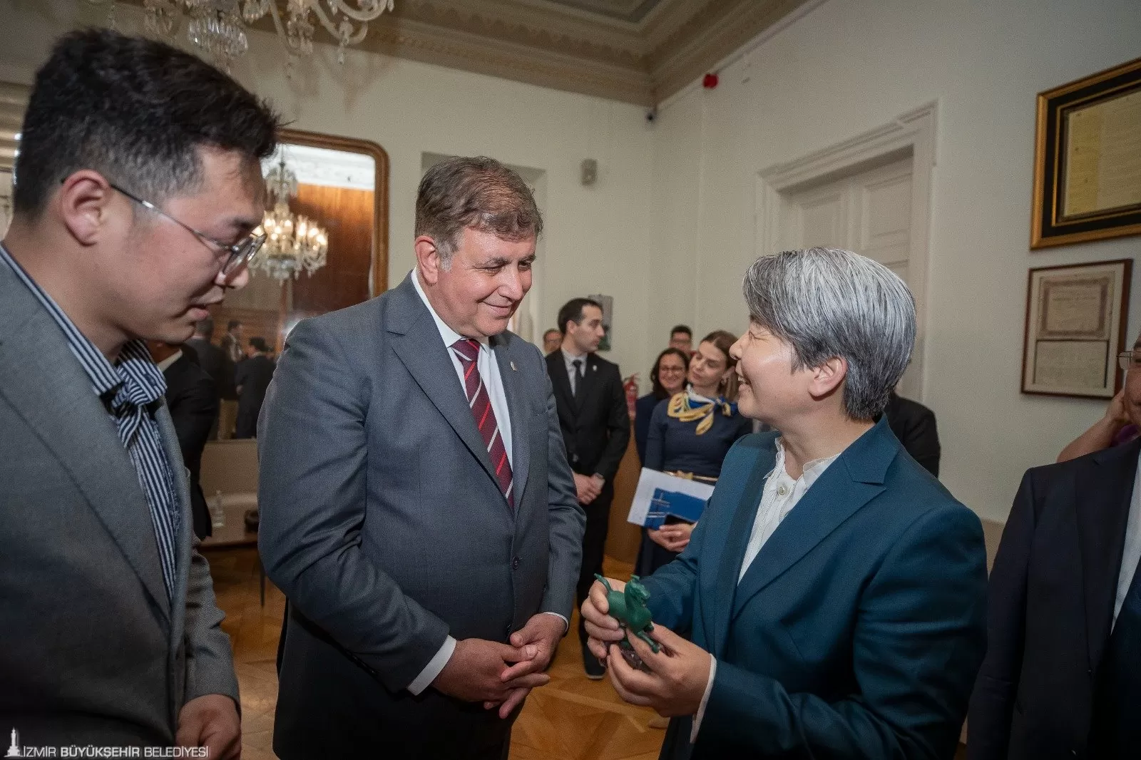 İzmir Büyükşehir Belediye Başkanı Dr. Cemil Tugay, Gansu Eyaleti Gansu İl Komitesi Daimi Üyesi ve Gansu Denizaşırı Dostluk Derneği Başkanı Sun Xuetao'yu ağırladı.