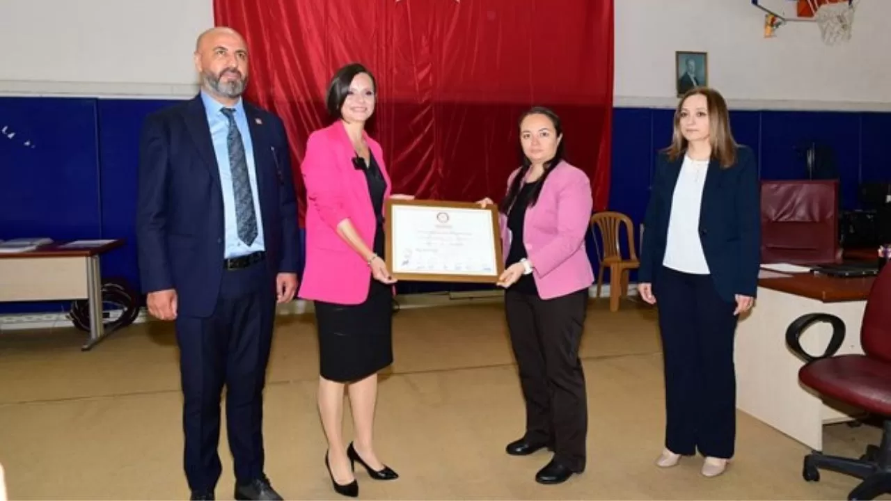 Karabağlar'ın İlk Kadın Belediye Başkanı Helil Kınay Mazbatasını Aldı