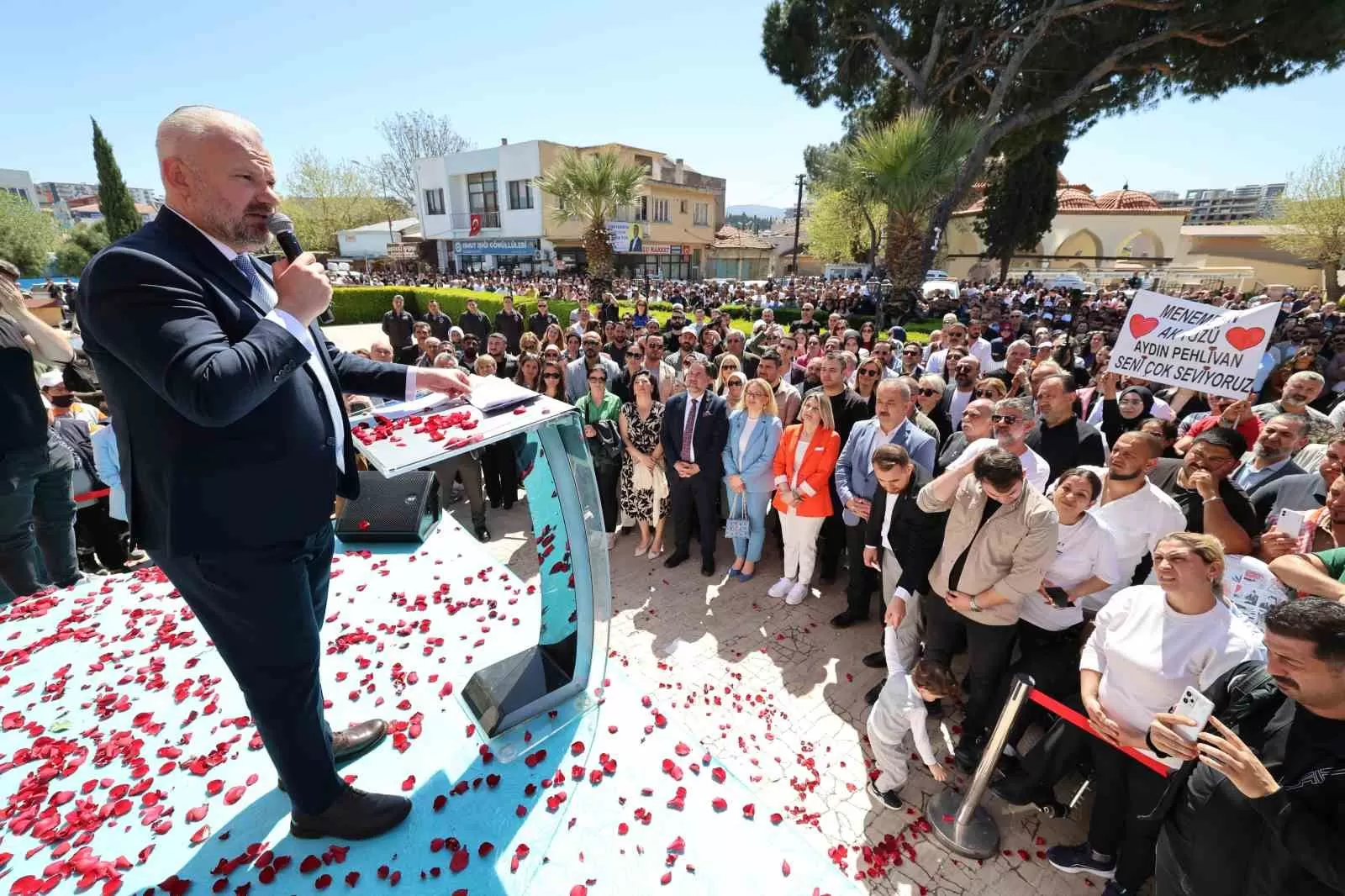 Yerel seçimlerde birinci çıkan Menemen Belediye Başkanı Aydın Pehlivan, mazbatasını alarak görevine başladı. Pehlivan, seçim dönemini başarıyla tamamlamanın mutluluğunu  yaşadıklarını ifade etti