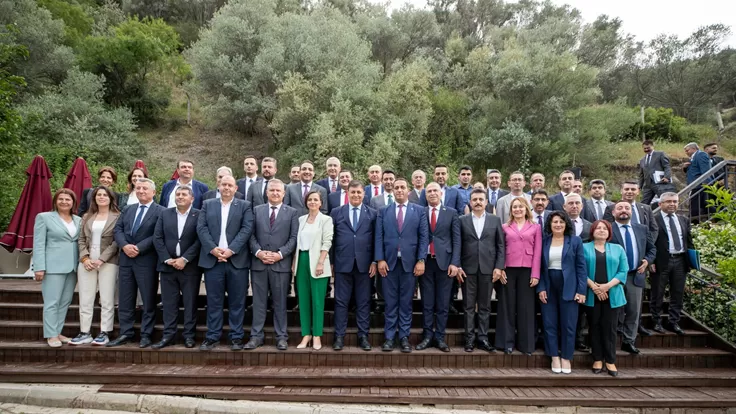  İzmir Büyükşehir Belediye Başkanı Dr. Cemil Tugay, Narlıdere'de gerçekleşen toplantıda ilçe belediye başkanlarıyla bir araya geldi.