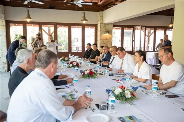 İzmir Büyükşehir Belediye Başkanı Dr. Cemil Tugay, Selçuk’u ziyaret ederek Pamucak Turizm Yatırımcılar Birliği (PATUYAB) üyeleriyle buluştu.