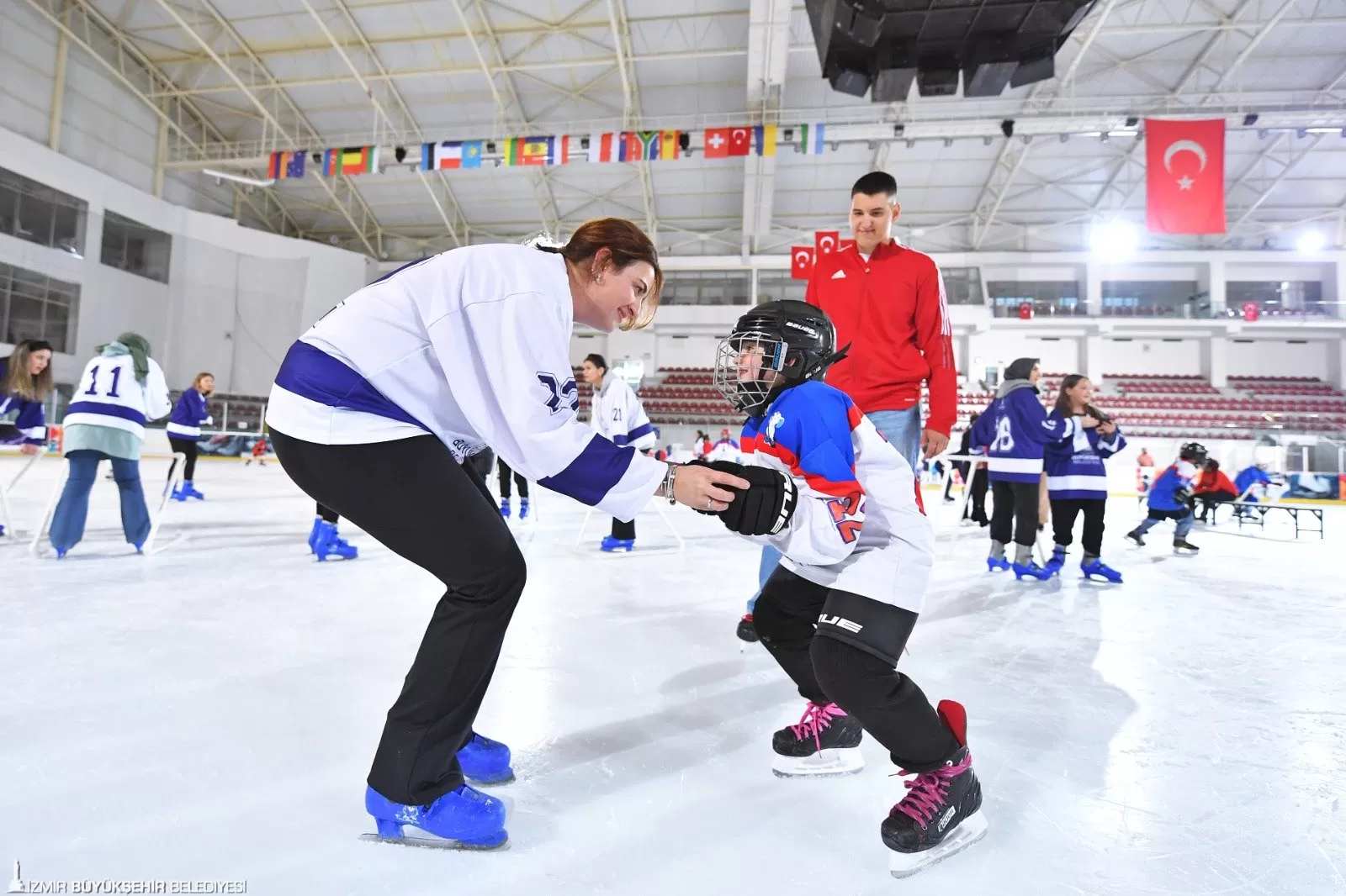 İzmir Büyükşehir Belediyesi, Anneler Günü'nü unutulmaz kılmak için Bornova Âşık Veysel Rekreasyon Alanı'ndaki Olimpik Buz Sporları Salonu'nu anne ve çocuklara açtı.