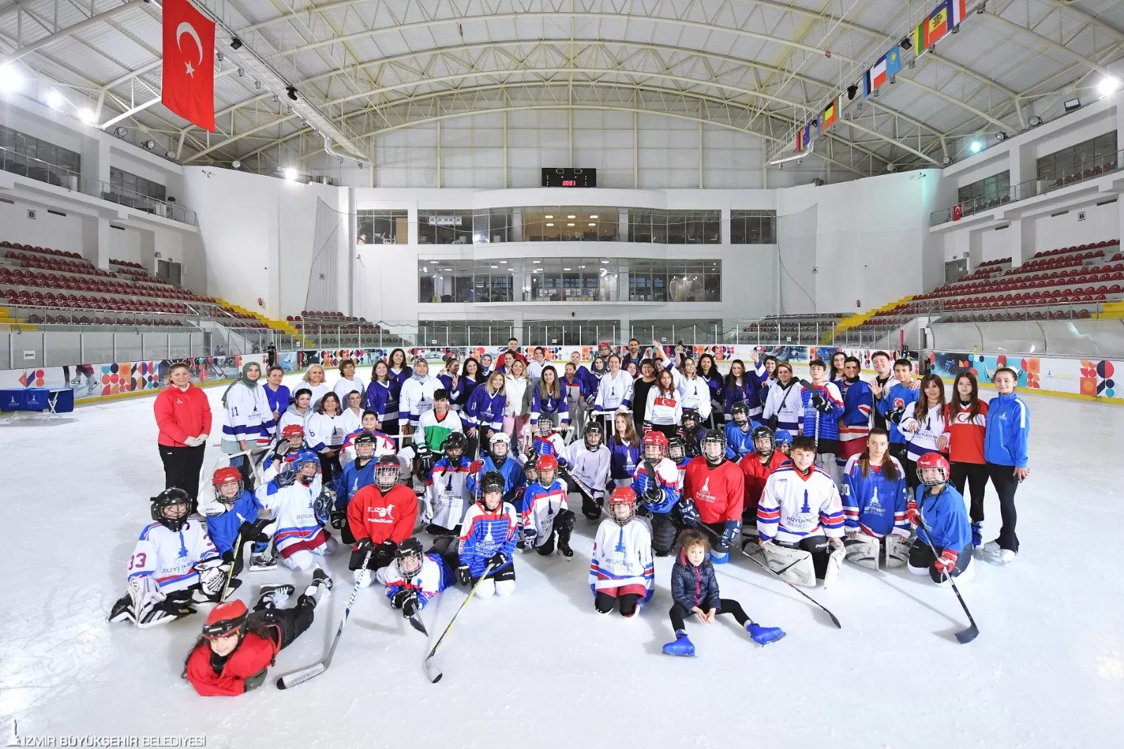 İzmir Büyükşehir Belediyesi, Anneler Günü'nü unutulmaz kılmak için Bornova Âşık Veysel Rekreasyon Alanı'ndaki Olimpik Buz Sporları Salonu'nu anne ve çocuklara açtı.