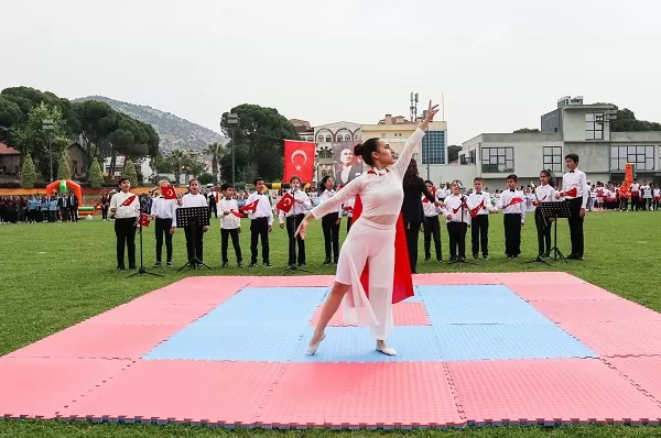 Bayındır'da 19 Mayıs Atatürk'ü Anma, Gençlik ve Spor Bayramı'nın 105. yıl dönümü coşkulu kutlamalarla gerçekleşti.