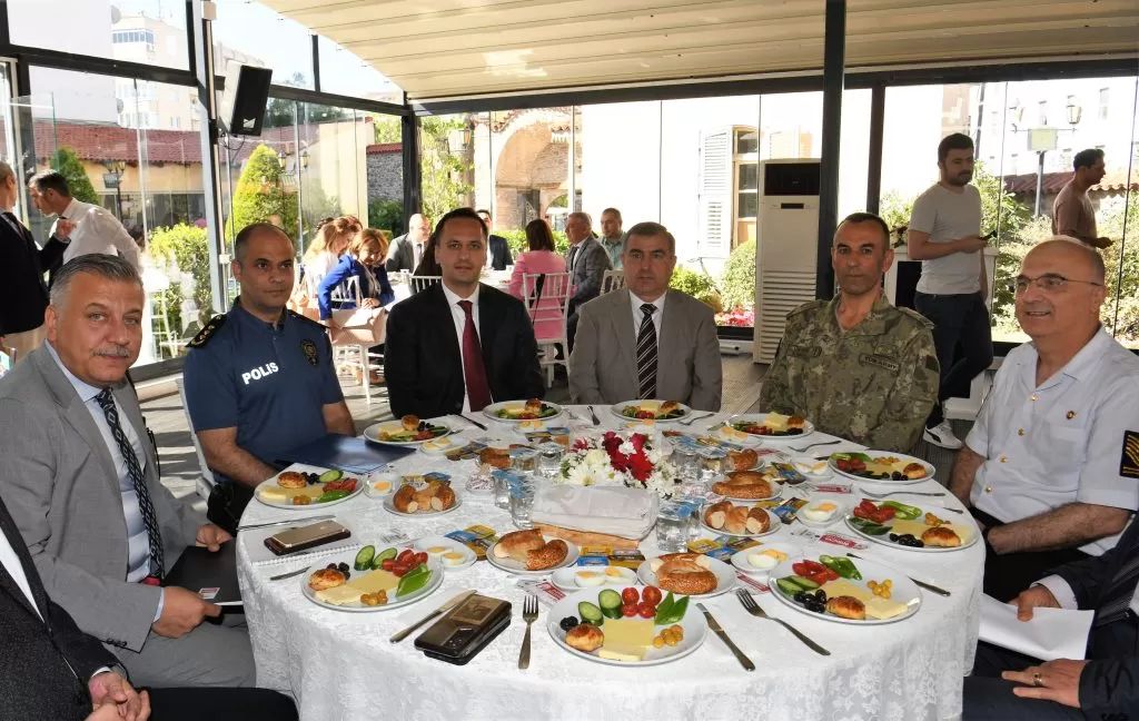 Bornova'da muhtarlar, Bornova Belediyesi ve kamu kurumları Dramalılar Köşkü'nde bir araya gelerek ilçenin kalkınması için güç birliği yaptı.