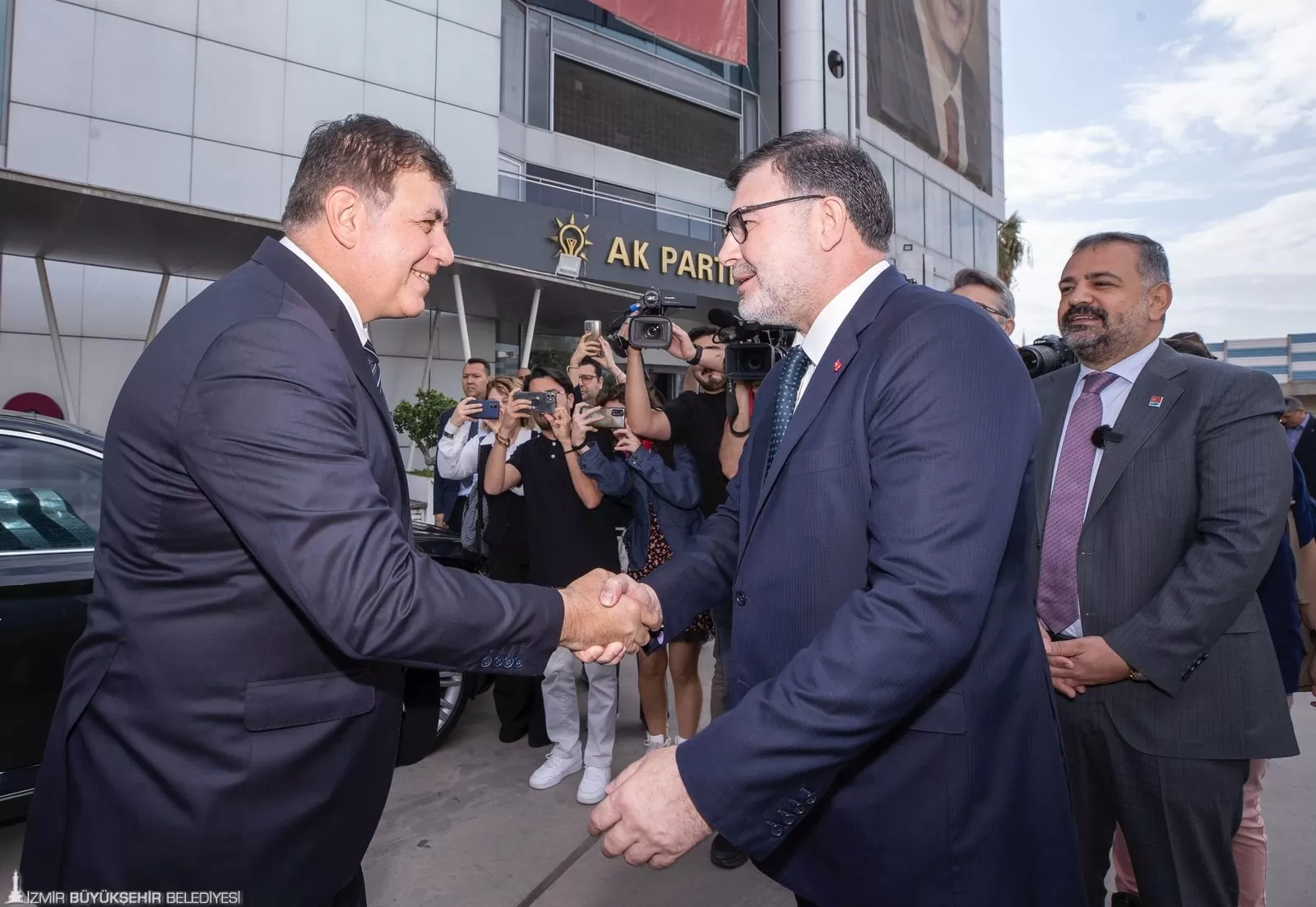 İzmir Büyükşehir Belediye Başkanı Dr. Cemil Tugay, seçim sürecinde gösterilen etik tavır için AK Parti İzmir İl Başkanlığı'nı ziyaret ederek teşekkür etti. 