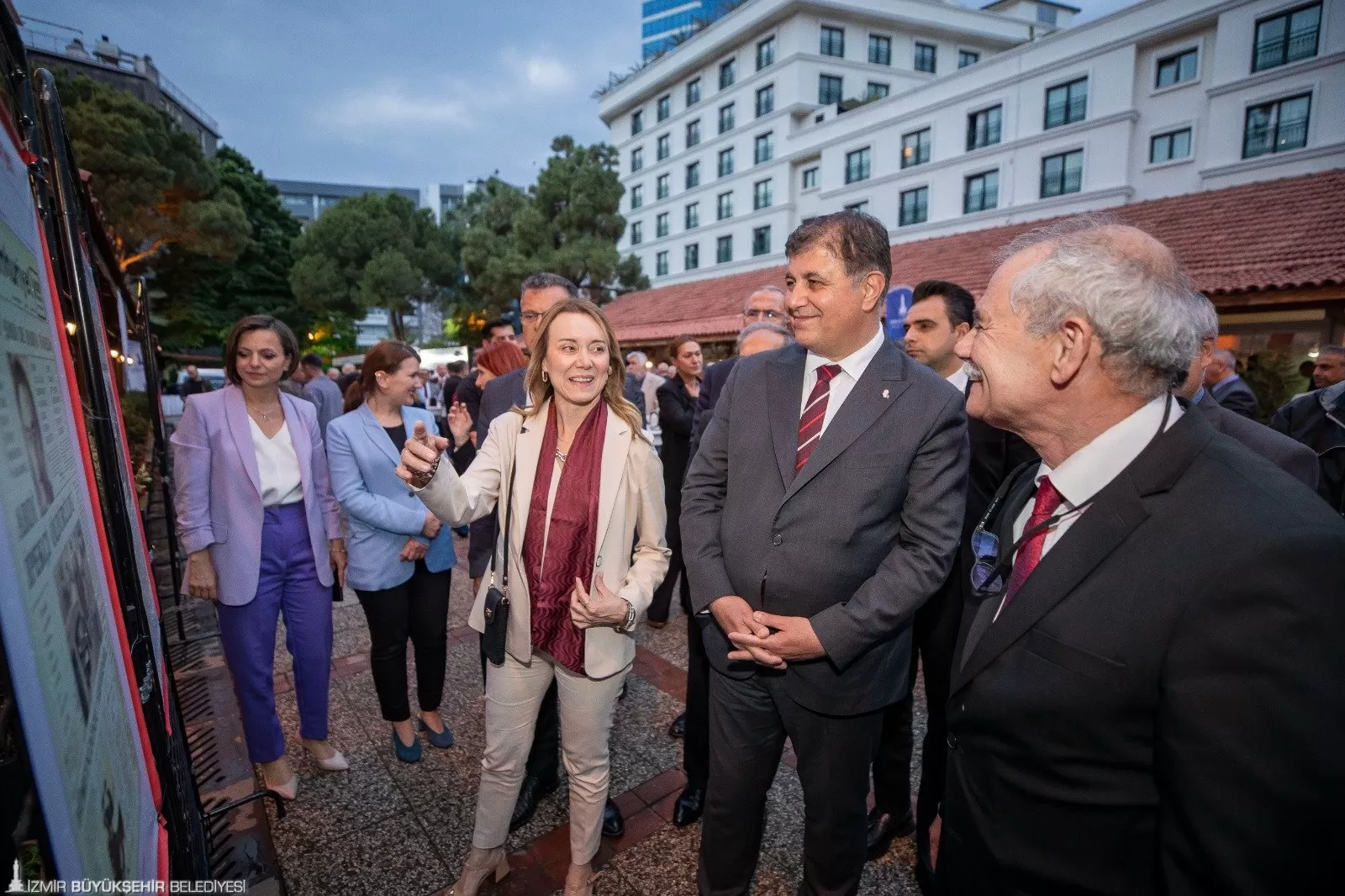 İzmir Büyükşehir Belediyesi, Cumhuriyet Gazetesi'nin 100. yılı için Ahmet Piriştina Kent Arşivi ve Müzesi'nde (APİKAM) görkemli bir programa ev sahipliği yaptı