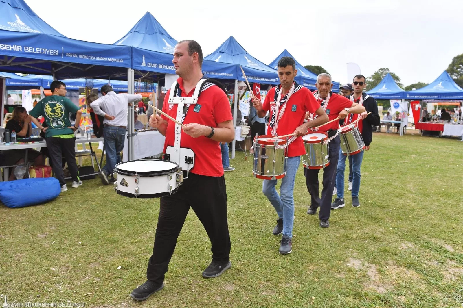 İzmir Büyükşehir Belediyesi, 10-16 Mayıs Engelliler Haftası kapsamında "Eşit, Erişilebilir, Engelsiz İzmir için Buluşuyoruz" sloganıyla 24 Mayıs'a kadar sürecek birçok etkinliğe ev sahipliği yapıyor