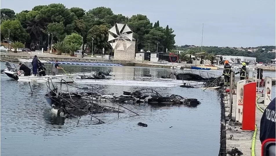 Hırvatistan’da marinadaki 22 tekne alev alev yandı