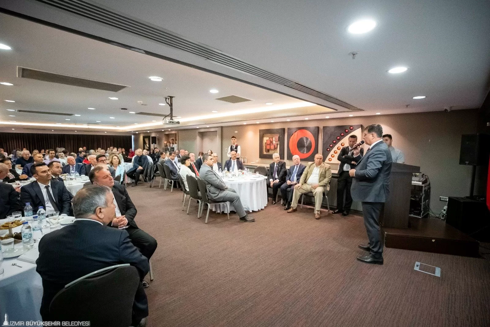 İzmir Büyükşehir Belediye Başkanı Dr. Cemil Tugay, Kemalpaşalı sanayicilerle buluşarak sorunları ve taleplerini dinledi. 