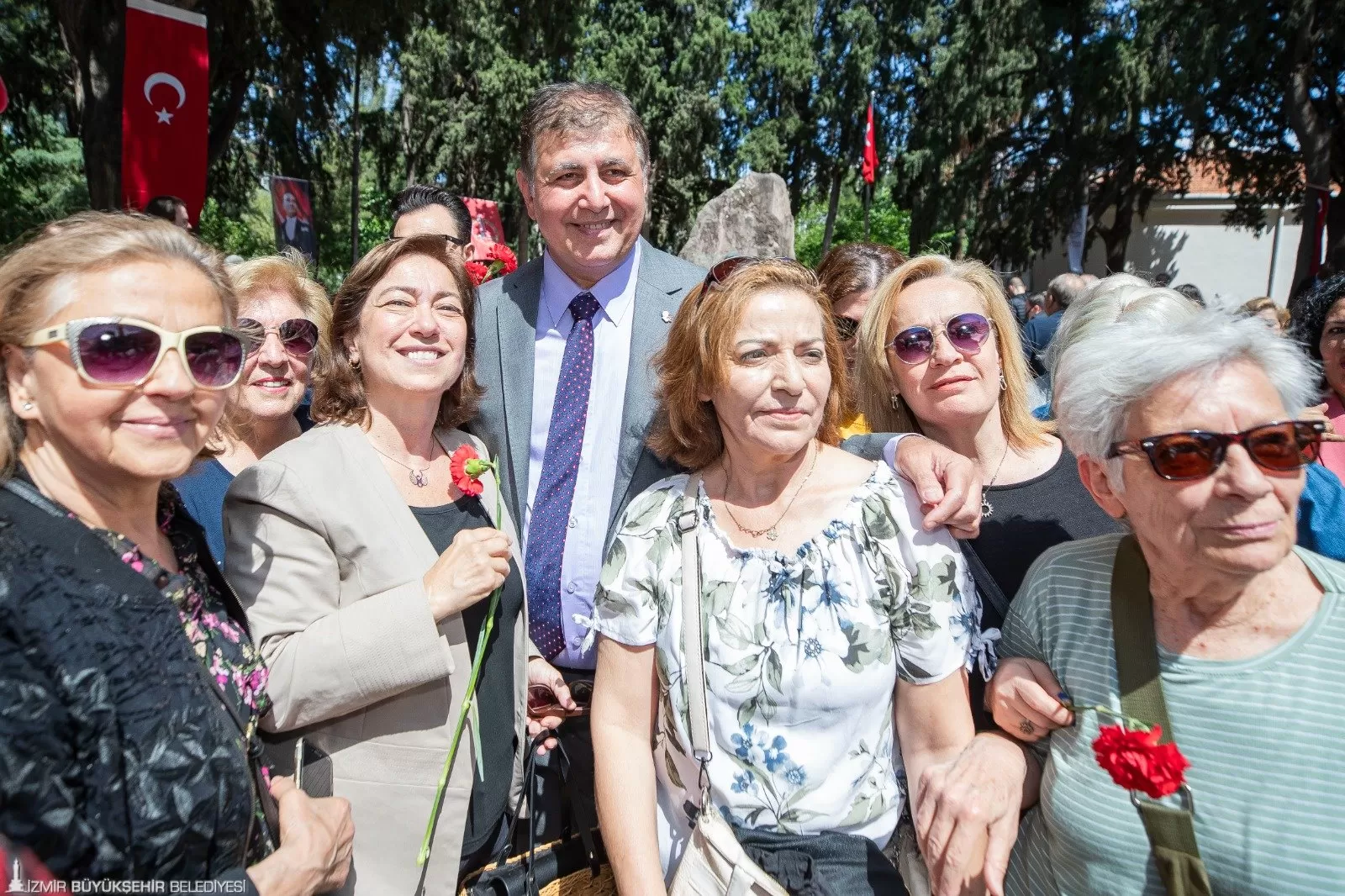 İzmir Büyükşehir Belediye Başkanı Dr. Cemil Tugay, Anneler Günü'nde Ulu Önder Gazi Mustafa Kemal Atatürk'ün annesi Zübeyde Hanım'ı Karşıyaka'daki mezarı başında saygıyla andı.