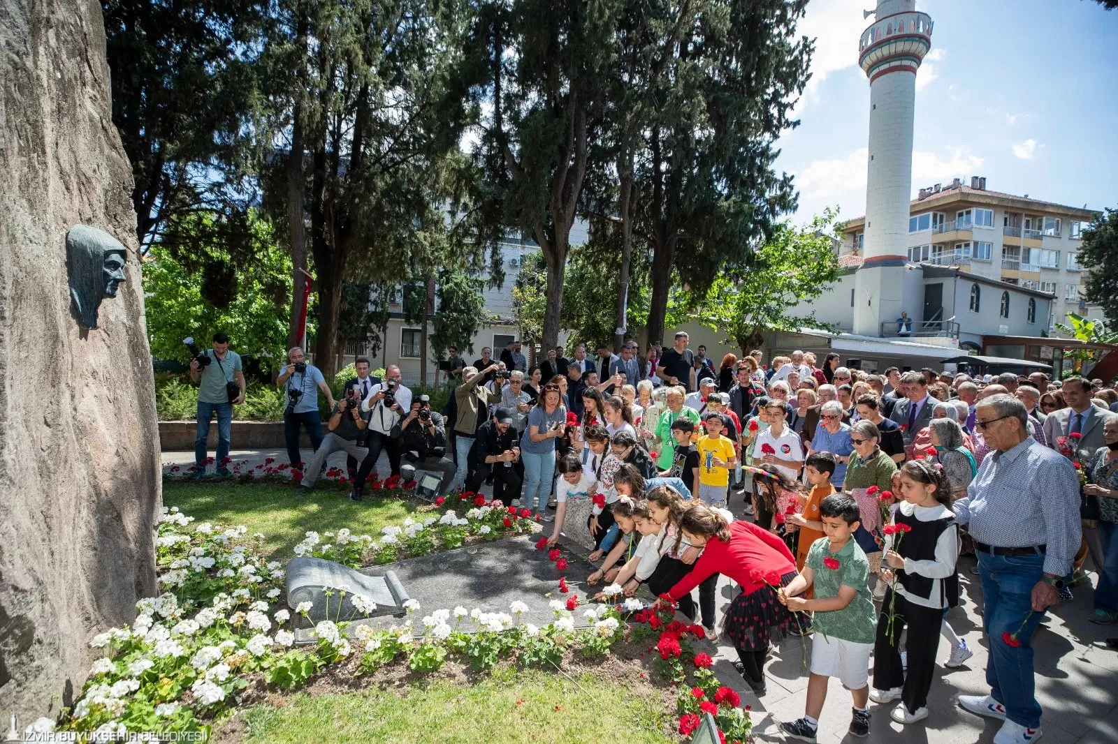 İzmir Büyükşehir Belediye Başkanı Dr. Cemil Tugay, Anneler Günü'nde Ulu Önder Gazi Mustafa Kemal Atatürk'ün annesi Zübeyde Hanım'ı Karşıyaka'daki mezarı başında saygıyla andı.