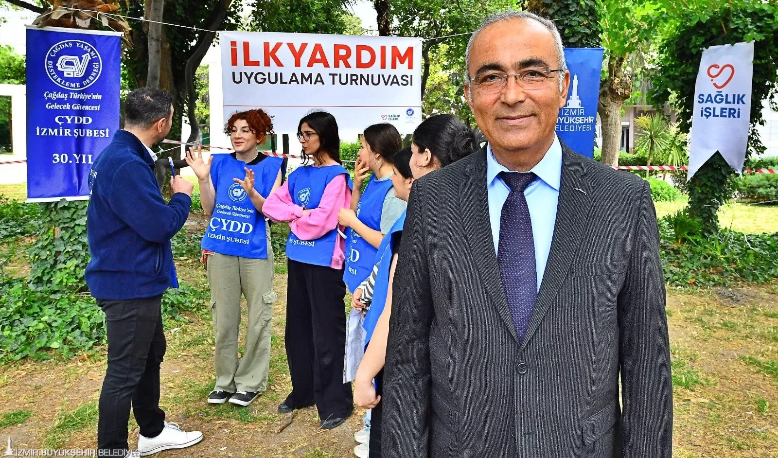 İzmir Büyükşehir Belediyesi ve ÇYDD, Trafik ve İlk Yardım Haftası kapsamında 81 gence "Afetlerde İlk Yardım Eğitimi" verdi.