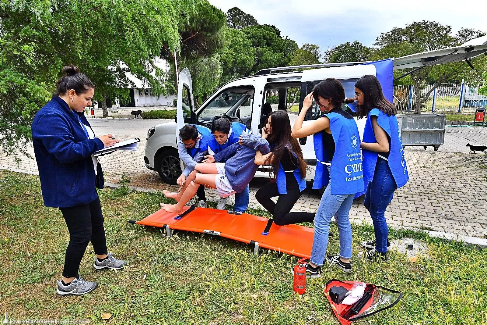 İzmir Büyükşehir Belediyesi ve ÇYDD, Trafik ve İlk Yardım Haftası kapsamında 81 gence "Afetlerde İlk Yardım Eğitimi" verdi.