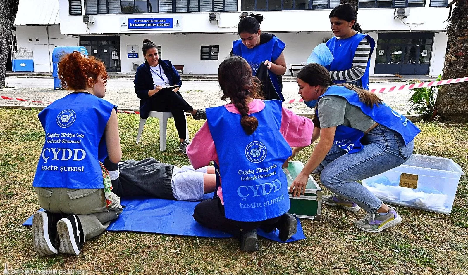 İzmir Büyükşehir Belediyesi ve ÇYDD, Trafik ve İlk Yardım Haftası kapsamında 81 gence "Afetlerde İlk Yardım Eğitimi" verdi.