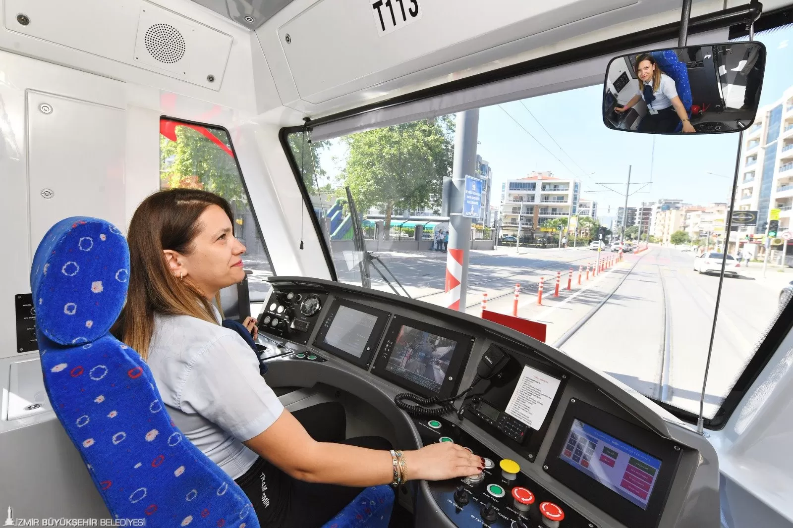 İzmir'de 282 vatmanın 33'ü kadın! Zorlu eğitimlerden geçerek hayallerindeki mesleğe kavuşan bu kadınlar, hem çocuklarına ilham kaynağı oluyor hem de topluma örnek teşkil ediyor.