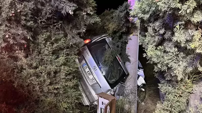 İzmir’de kontrolden çıkan cip şarampole devrildi, sürücüsü hayatını kaybetti