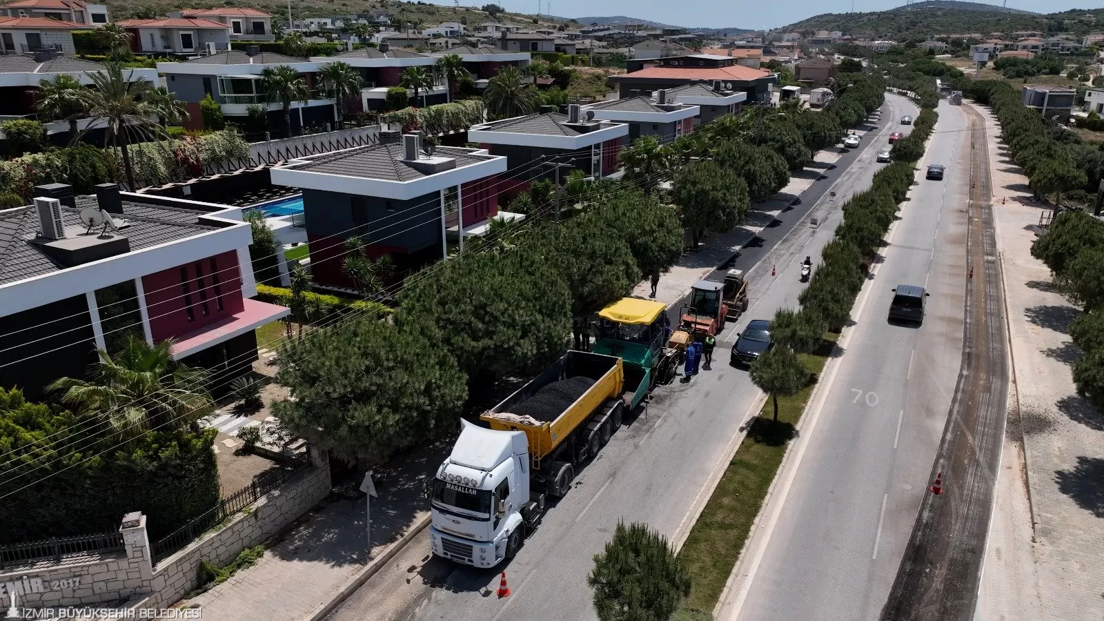 İzmir Büyükşehir Belediyesi, İzmir'in turizm açısından önemli ilçeleri olan Çeşme, Karaburun ve Torbalı'da büyük ölçekli yol yenileme çalışmaları başlattı.