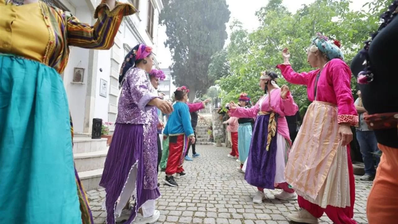 İzmir'in Tarihi Yukarıköy'ünde Hıdırellez Coşkusu: Gelenekler ve Baharın Müjdesi