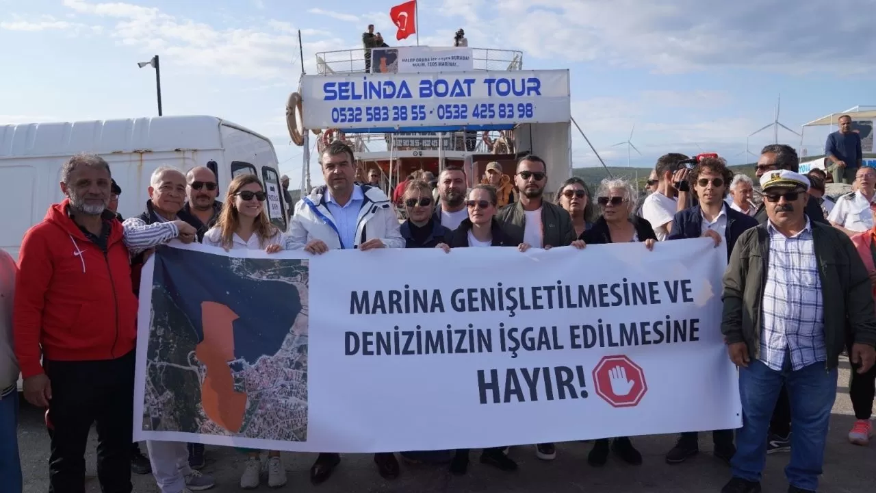 Seferihisarlılar, Teos Marina'nın Genişletilmesine Teknelerle Karşı Çıkıyor