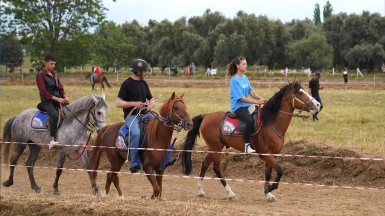 Tire Belediyesi'nin Katkılarıyla Gerçekleşen 4. Geleneksel Rahvan At Yarışları Coşkuyla Başladı