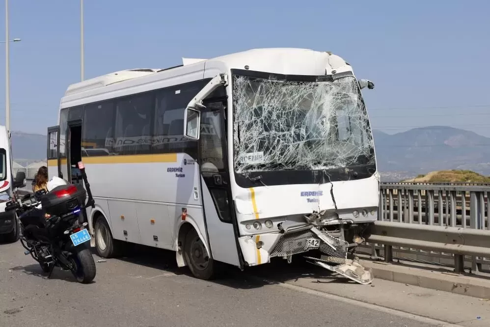 Turgutlu’da işçi servisleri kaza yaptı: 35 işçi yaralandı