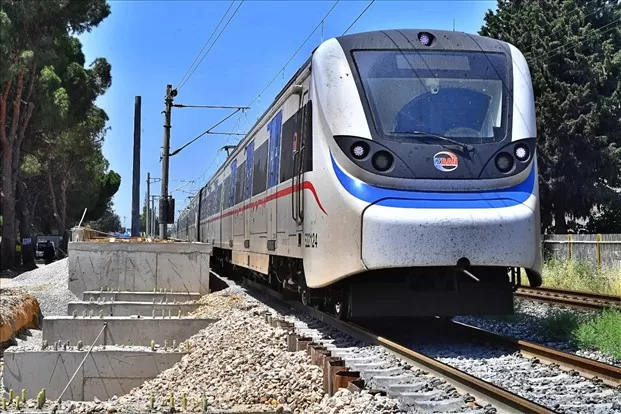 İzmir Büyükşehir Belediyesi, İZBAN'ı daha da güçlendiriyor ve İzmir'in ulaşım ağını genişletmeye devam ediyor.