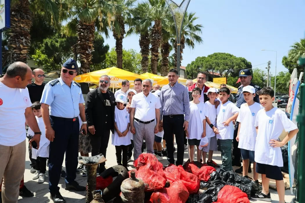 Aliağa'da Çevre Haftası kapsamında "Temiz Deniz, Temiz Aliağa ve Temiz Dünya" temalı deniz dibi temizliği etkinliği düzenlendi.