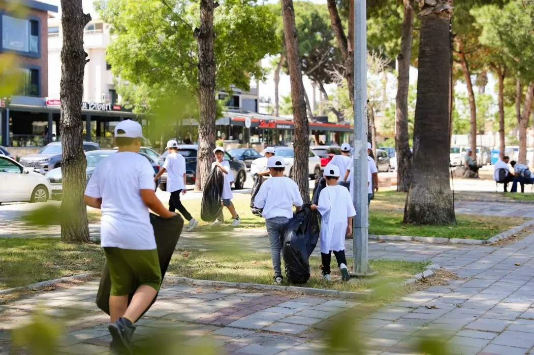 Aliağa'da Çevre Haftası kapsamında "Temiz Deniz, Temiz Aliağa ve Temiz Dünya" temalı deniz dibi temizliği etkinliği düzenlendi.