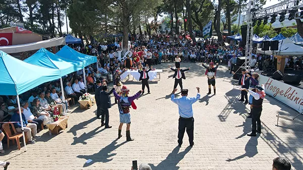 Balcılar Kiraz Festivali, bu yıl da coşkulu bir şekilde kutlandı. Festivale, Bayındır Kaymakamı Emin Kaymak ve Bayındır Belediye Başkanı Davut Sakarsu'nun yanı sıra çok sayıda davetli katıldı.