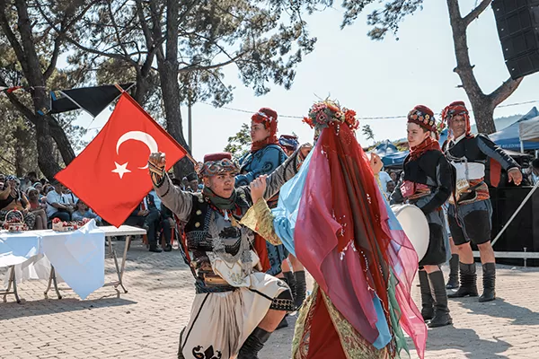 Balcılar Kiraz Festivali, bu yıl da coşkulu bir şekilde kutlandı. Festivale, Bayındır Kaymakamı Emin Kaymak ve Bayındır Belediye Başkanı Davut Sakarsu'nun yanı sıra çok sayıda davetli katıldı.