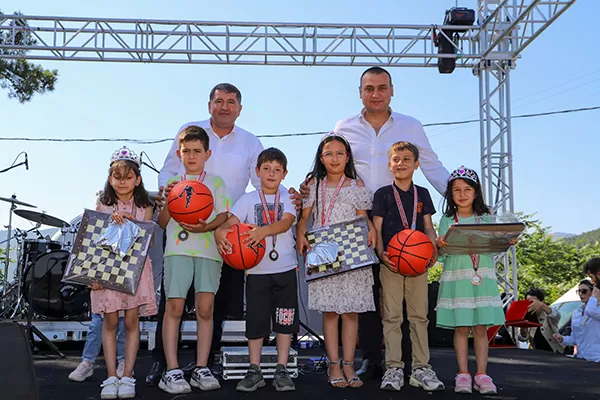 Balcılar Kiraz Festivali, bu yıl da coşkulu bir şekilde kutlandı. Festivale, Bayındır Kaymakamı Emin Kaymak ve Bayındır Belediye Başkanı Davut Sakarsu'nun yanı sıra çok sayıda davetli katıldı.