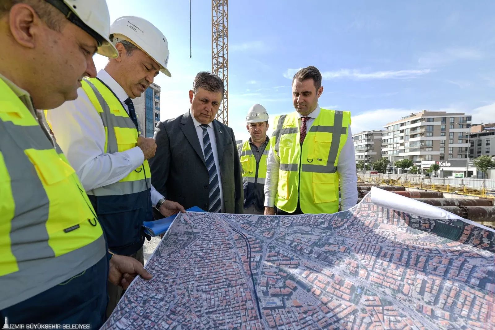 İzmir Büyükşehir Belediye Başkanı Dr. Cemil Tugay, 4 tünel açma makinesi ile yerin 36 metre altında devam eden Buca Metrosu çalışmalarını yerinde inceledi.