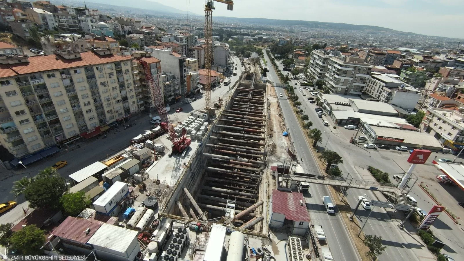 İzmir Büyükşehir Belediye Başkanı Dr. Cemil Tugay, 4 tünel açma makinesi ile yerin 36 metre altında devam eden Buca Metrosu çalışmalarını yerinde inceledi.