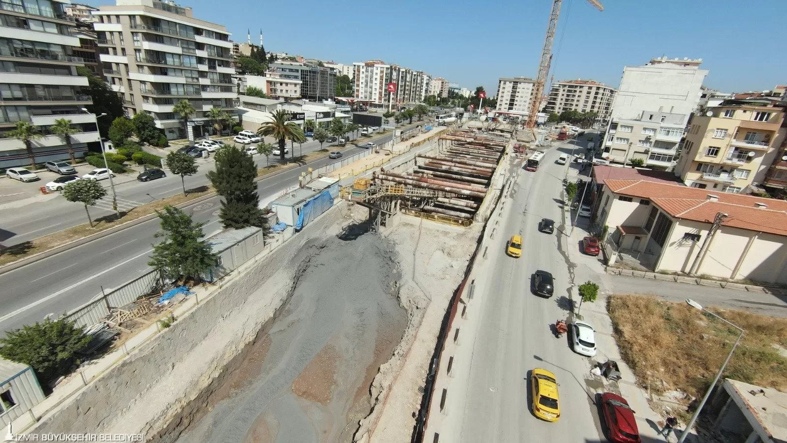 İzmir Büyükşehir Belediye Başkanı Dr. Cemil Tugay, 4 tünel açma makinesi ile yerin 36 metre altında devam eden Buca Metrosu çalışmalarını yerinde inceledi.