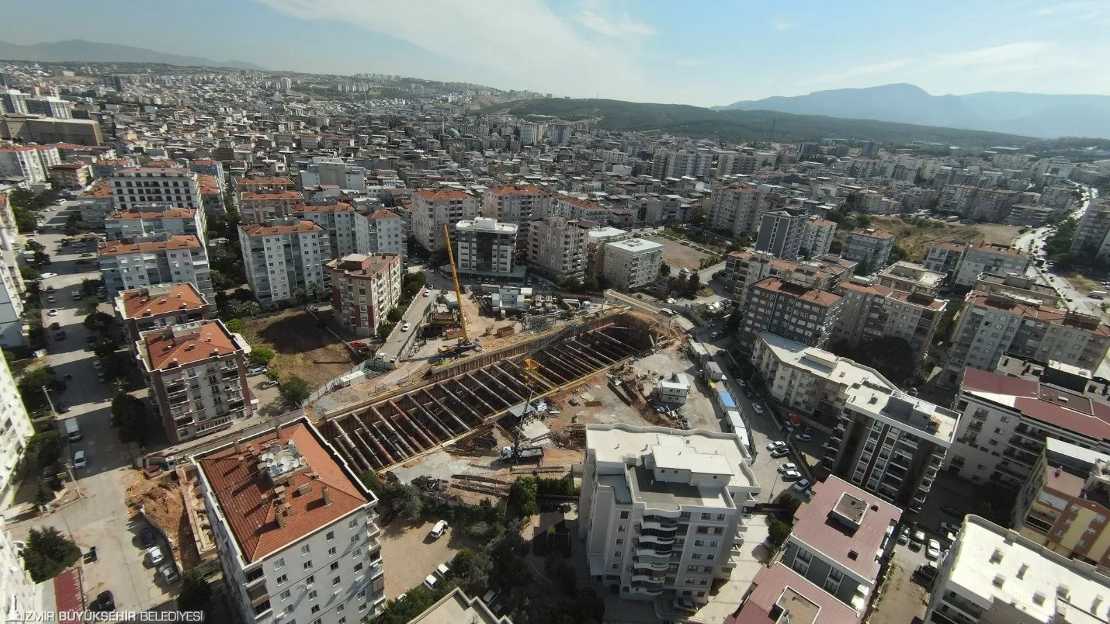 İzmir Büyükşehir Belediye Başkanı Dr. Cemil Tugay, 4 tünel açma makinesi ile yerin 36 metre altında devam eden Buca Metrosu çalışmalarını yerinde inceledi.